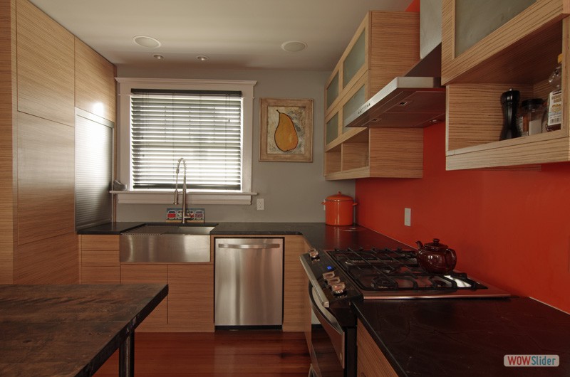 2-compact-kitchen-with-character